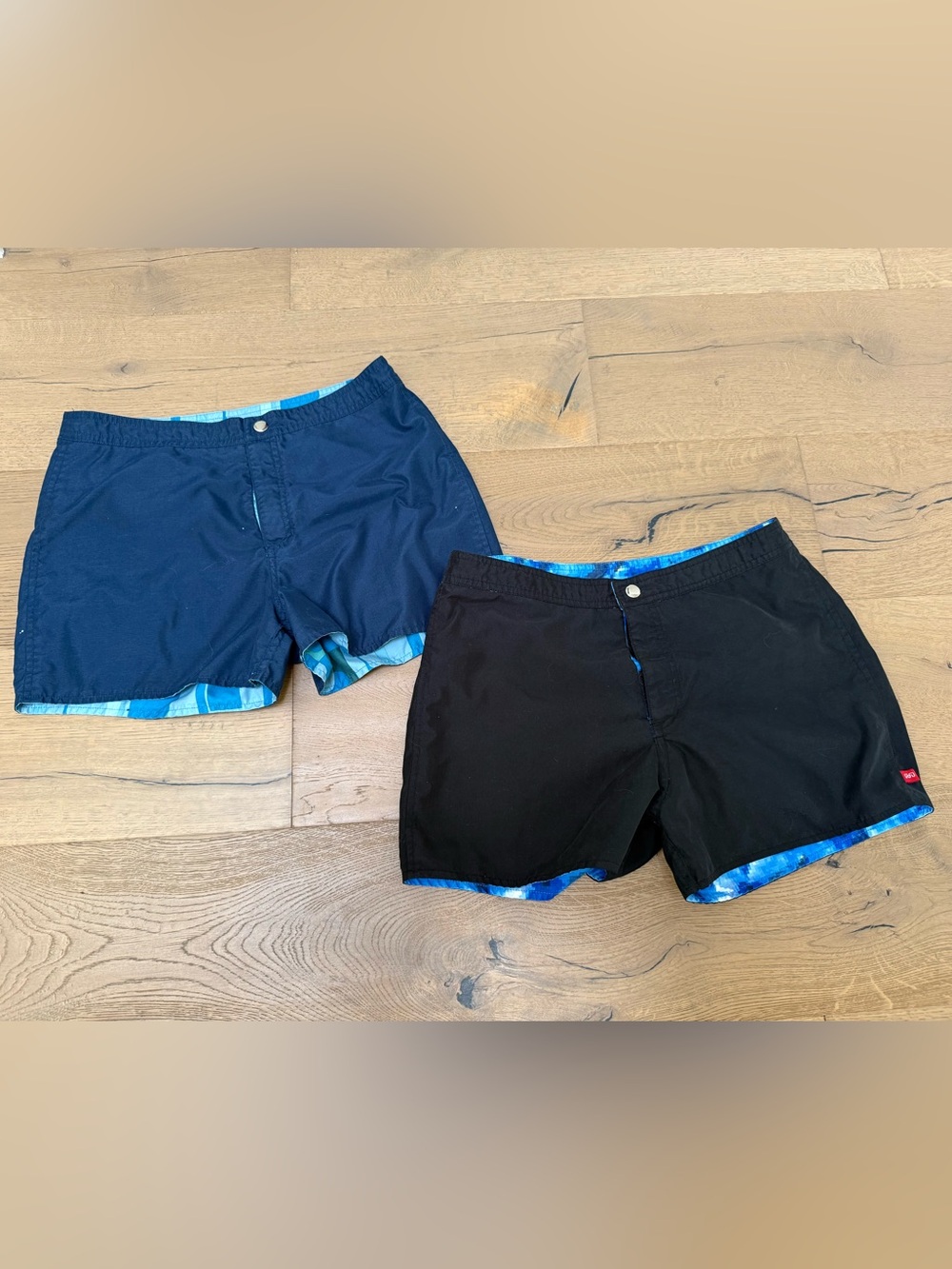 Set of two reversible board shorts in size small